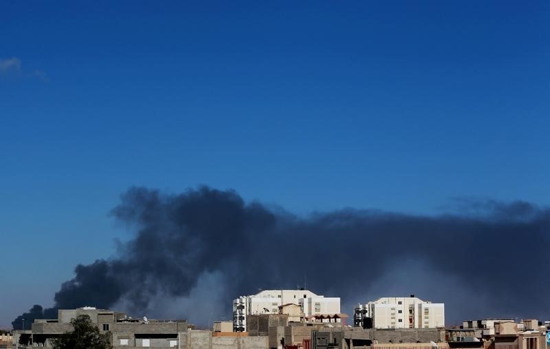 © Reuters. متحدثون : طائرات ليبية تُغرق سفينة وتهاجم أخرى قرب بنغازي