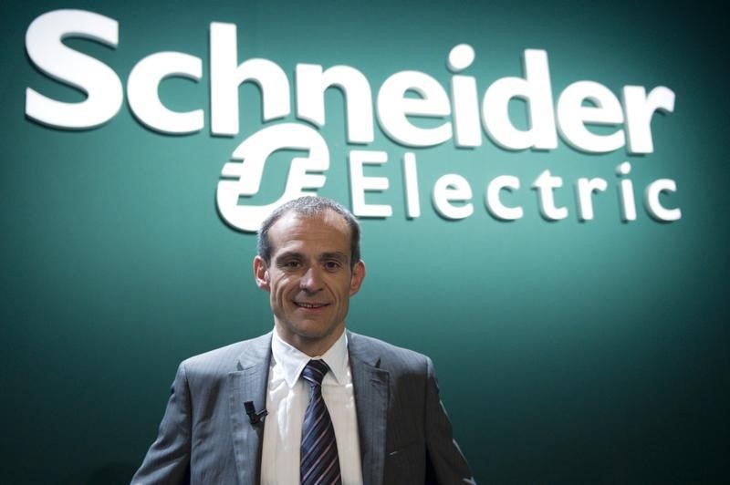 © Reuters. Jean-Pascal Tricoire, CEO of French engineering group Schneider Electric, poses for the media before the company's shareholder's meeting in La Defense