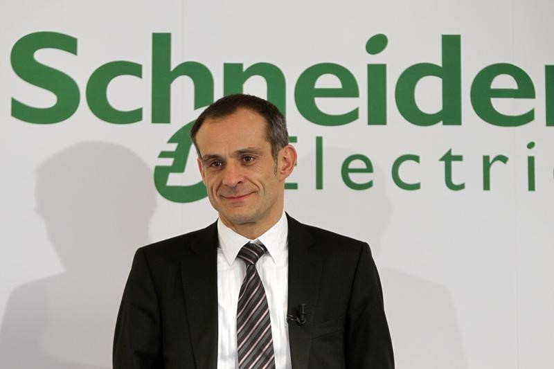 © Reuters. Jean-Pascal Tricoire, Executive Chairman of French electric equipment company Schneider Electric, poses before the company's 2009 annual results presentation in Paris