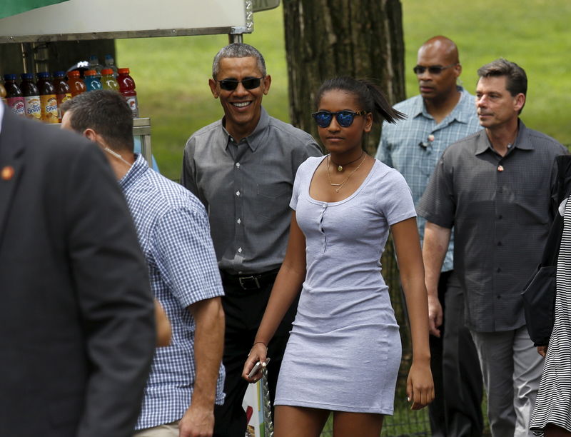 © Reuters. أوباما في سنترال بارك.. رجل وابنتاه وكوكبة من رجال الأمن