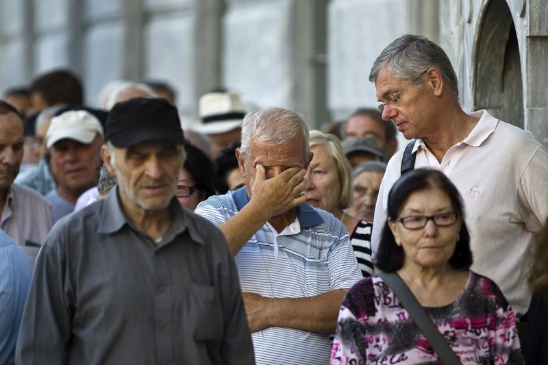 © Reuters. Los bancos griegos reabren mientras Tsipras busca regresar a la normalidad