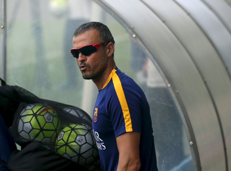 © Reuters. Luis Enrique lamenta las largas giras del Barca antes de empezar la temporada