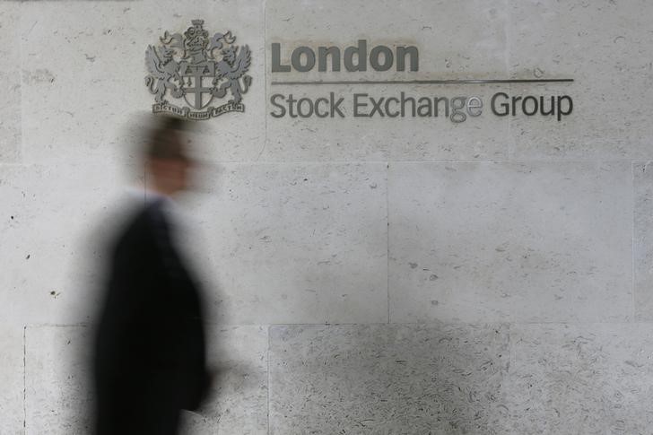 © Reuters. Человек проходит мимо здания Лондонской фондовой биржи 