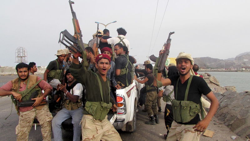 © Reuters. مقاتلون يستعيدون السيطرة على حي التواهي من الحوثيين باليمن