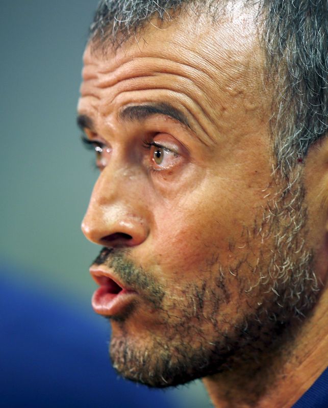 © Reuters. مدرب برشلونة لا يفضل الرحلات الطويلة قبل الموسم