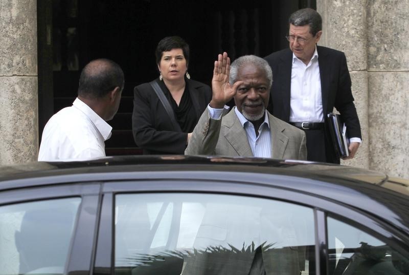 © Reuters. Former U.N. Secretary-General Annan waves after meeting with delegations of Colombian government and FARC guerrillas during Colombian peace talk in Havana