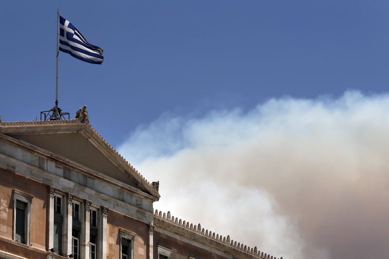 © Reuters. Bandeira nacional grega no topo do Parlamento, em Atenas