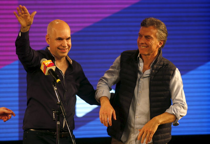 © Reuters. Atual prefeito e candidato presidencial pelo PRO, Mauricio Macri (direita), e  Horacio Rodríguez Larreta, durante evento em Buenos Aires