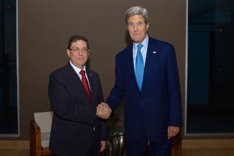 © Reuters. Chanceler cubano, Bruno Rodríguez (esquerda), e secretário de Estado norte-americano, John Kerry, apertando as mãos durante encontro no Panamá