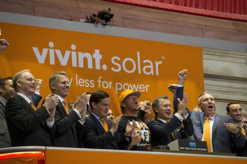 © Reuters. Vivint Solar CEO Butterfield and members of the company's management team ring the opening bell at the New York Stock Exchange