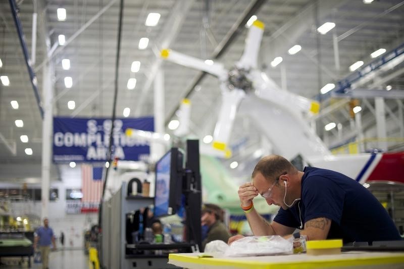 © Reuters. Aircraft technicians assemble S-92A helicopters at Sikorsky Global Helicopters in Coatesville, Pennsylvania