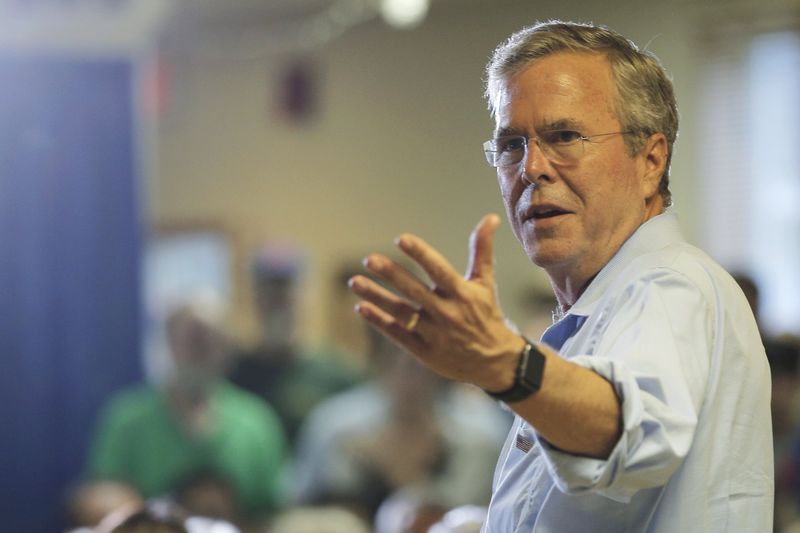 © Reuters. Bush answers a question from the audience during a town hall campaign stop at the VFW Post in Hudson