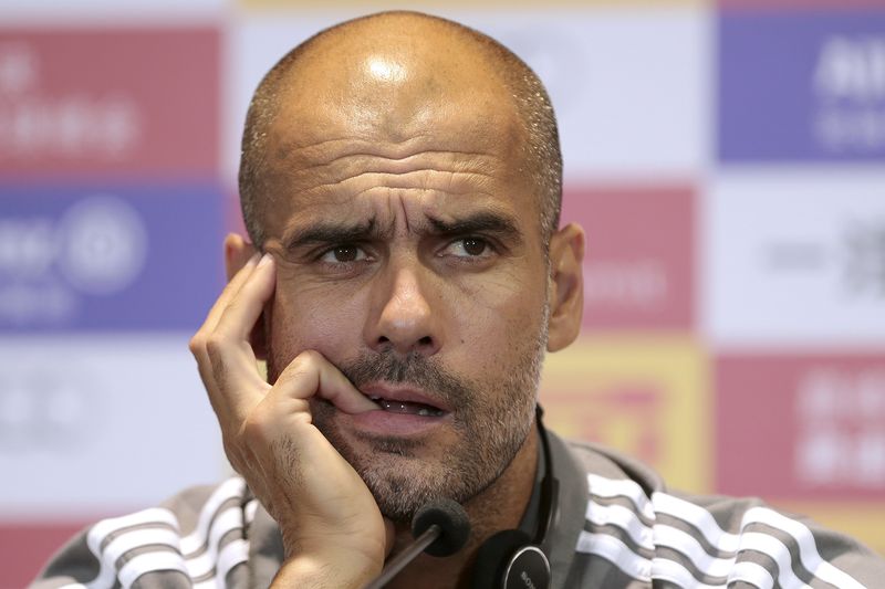 © Reuters. Técnico do Bayern de Munique, Pep Guardiola, participa de entrevista coletiva antes de amistoso contra o Milan, em Xangai