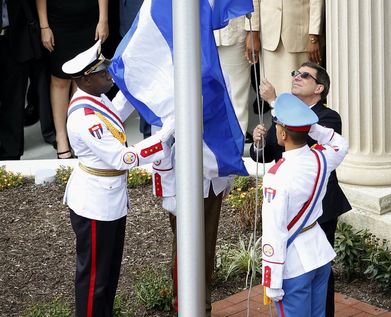 © Reuters. Cuba iza su bandera en su embajada de Washington tras restablecer relaciones