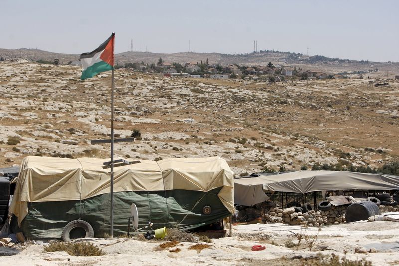 © Reuters. A general view shows a Palestinian flag and tents in Susiya village, south of the West Bank city of Hebron