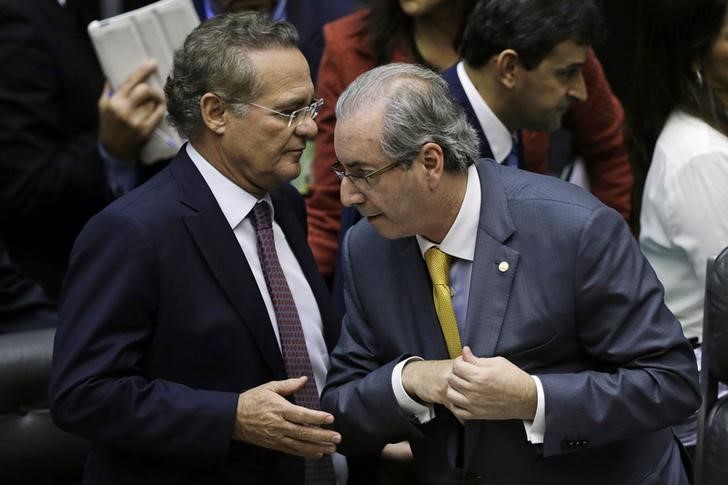 © Reuters. Presidente da Câmara, Eduardo Cunha (direita), ao lado do presidente do Senado, Renan Calheiros, durante sessão do Congresso Nacional, em Brasília