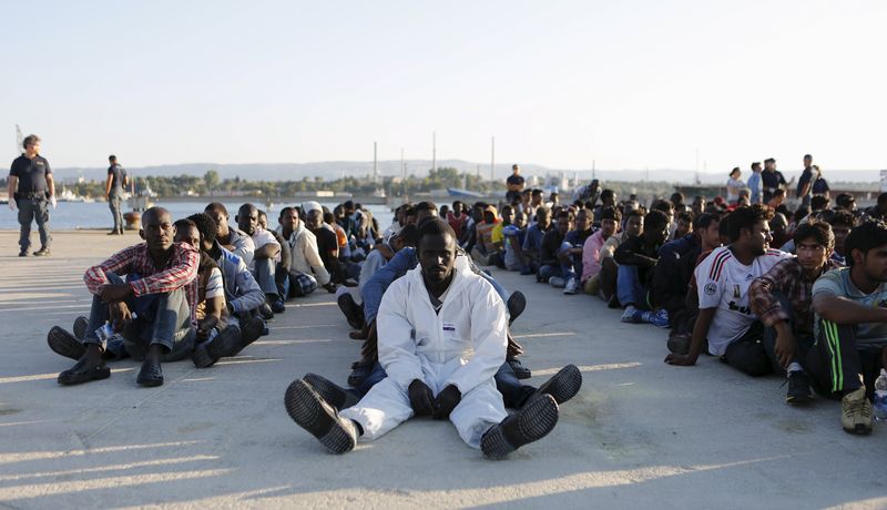 © Reuters. Imigrantes desembarcam em Augusta, na Sicília, Itália