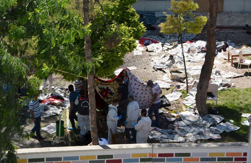 © Reuters. Especialistas forenses examinam o local de uma explosão em Suruc, na Turquia