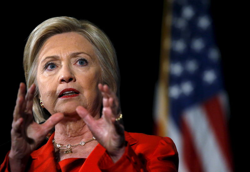 © Reuters. U.S. Democratic presidential candidate Hillary Clinton speaks at the Iowa Democratic Party's Hall of Fame dinner in Cedar Rapids