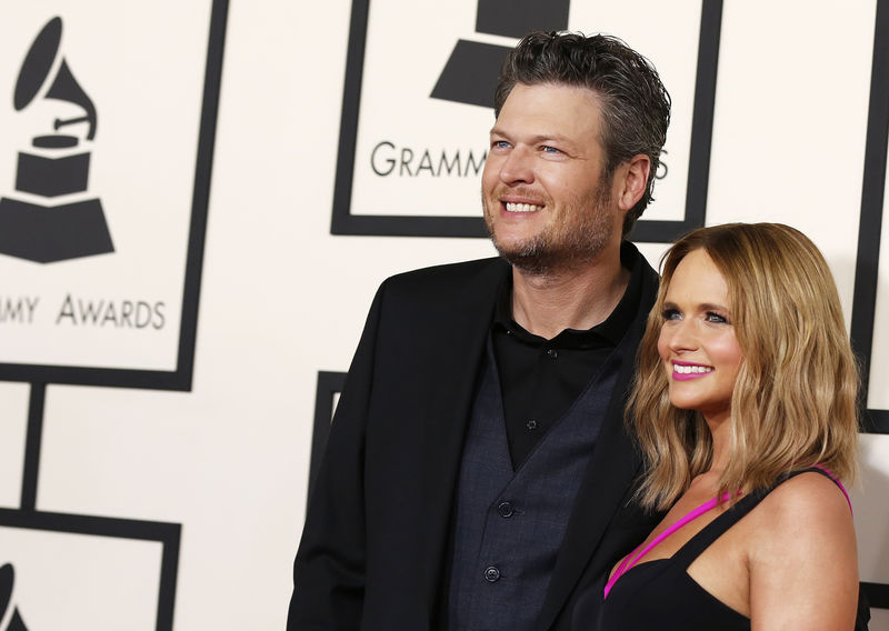 © Reuters. Blake Shelton e Miranda Lambert chegam para premiação do Grammy em Los Angeles