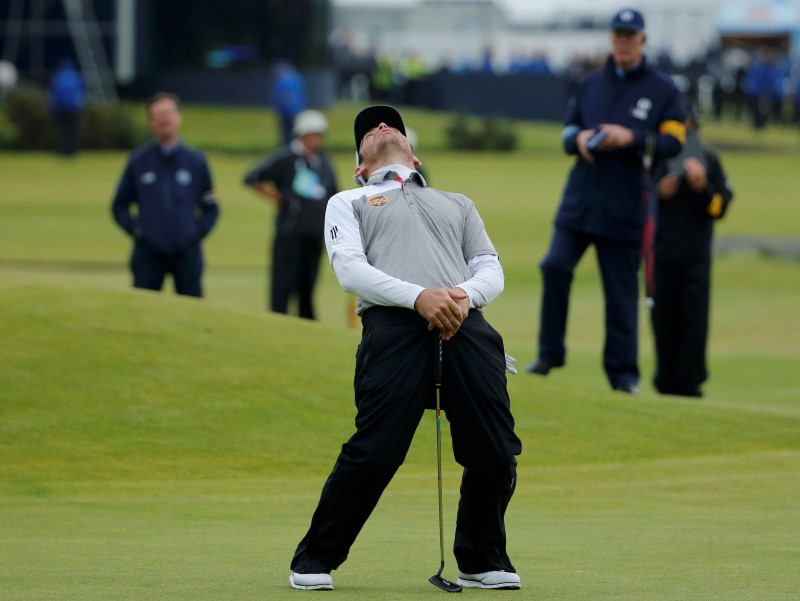 © Reuters. Oosthuizen of South Africa reacts after missing his par putt on the third hole of a play-off round at the British Open golf championship on the Old Course in St. Andrews, Scotland