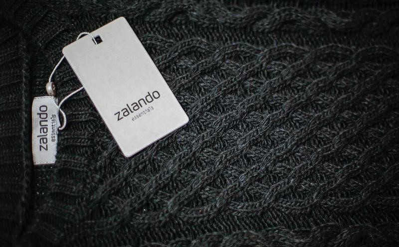 © Reuters. A Zalando label lies on an item of clothing in a showroom of the fashion retailer Zalando in Berlin