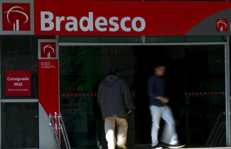 © Reuters. People walk in front of a Brazilian bank Bradesco branch in downtown Sao Paulo