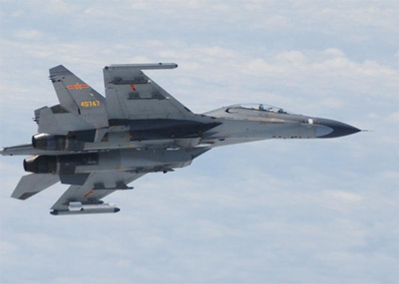 © Reuters. Handout of Chinese SU-27 fighter jet over the East China Sea