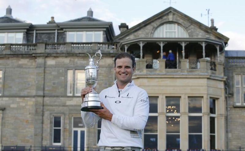 © Reuters. Foto del lunes del golfista estadounidense Zach Johnson celebrando tras ganar el Abierto Británico