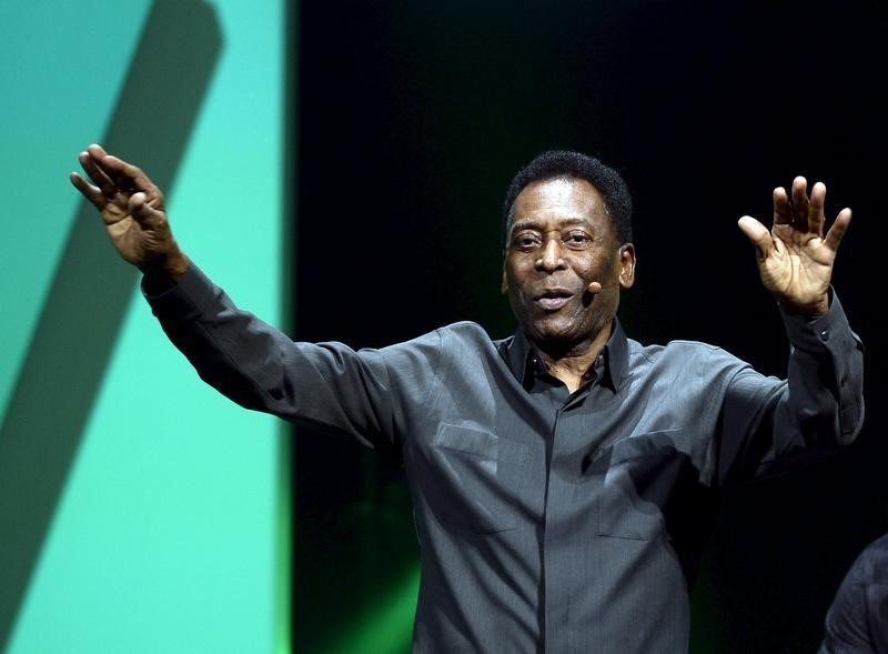 © Reuters. Pelé abandona hospital tras una operación de espalda