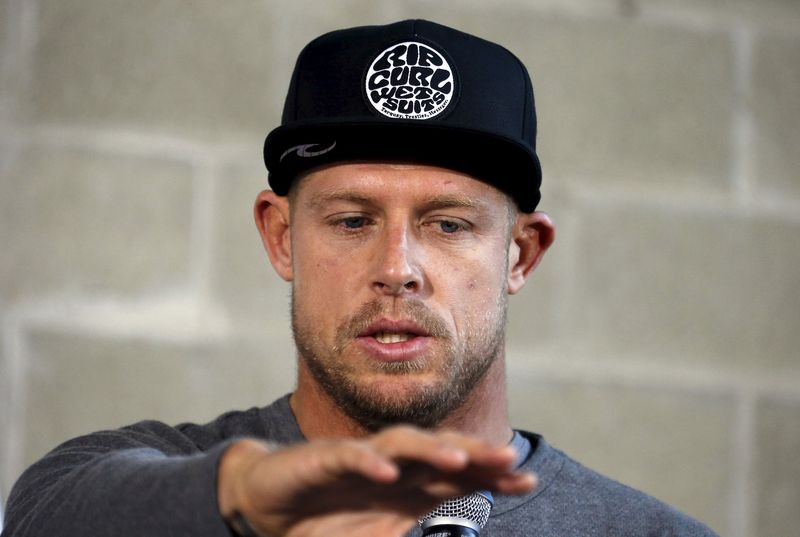 © Reuters. Mick Fanning of Australia speaks during a news conference in Sydney