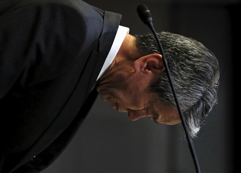 © Reuters. Toshiba Corp President and Chief Executive Officer Hisao Tanaka bows deeply as the start of news conference in Tokyo