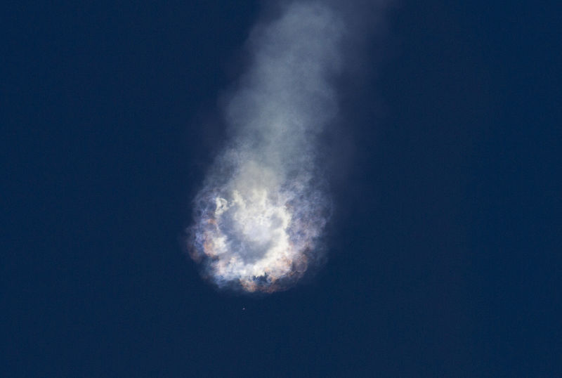 © Reuters. مسؤول: دعامة معدنية قد تكون السبب في انفجار صاروخ فالكون 9 للمركبة سبيس اكس