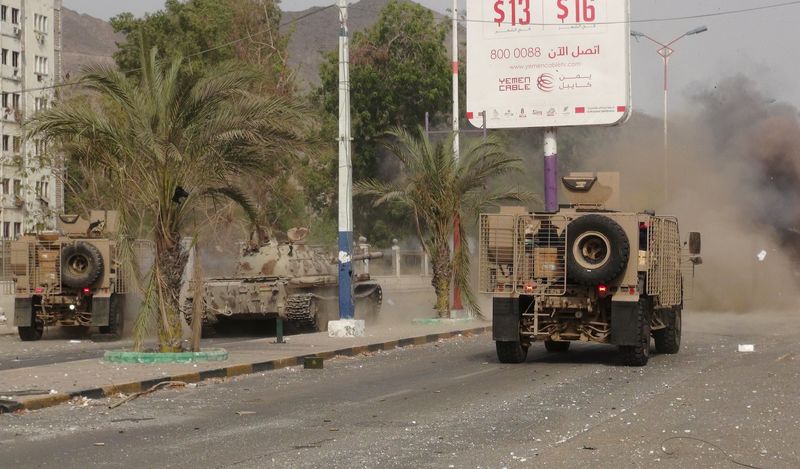© Reuters. مقاتلون تدعمهم السعودية يقاتلون لتوسيع نطاق مكاسبهم في عدن باليمن
