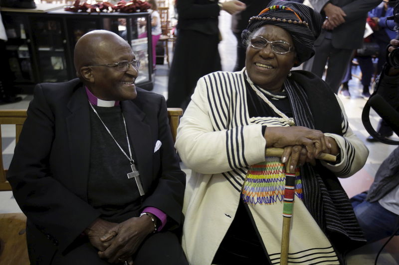 © Reuters. Archbishop Desmond Tutu and his wife Leah share a moment shortly before renewing their vows as they celebrate their 60th wedding anniversary in Cape Town