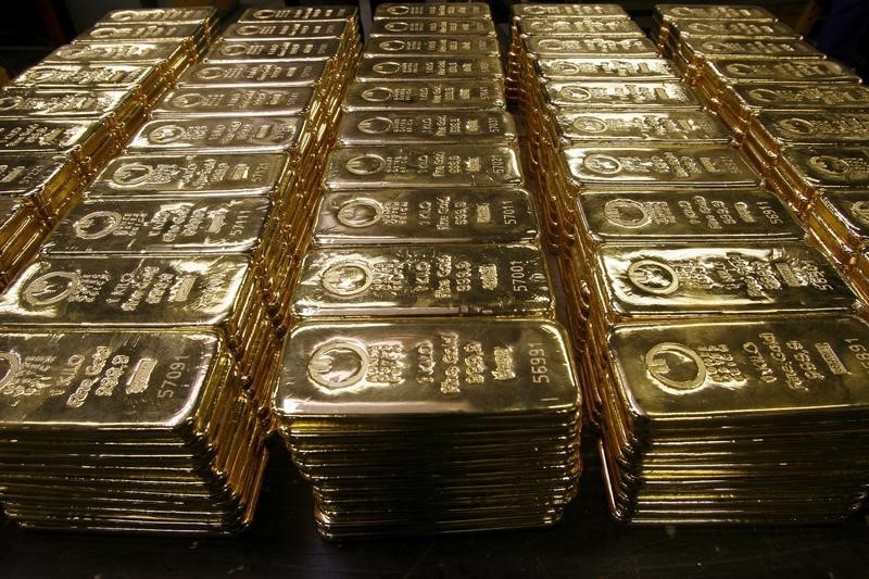 © Reuters. Слитки золота на заводе в Швейцарии 
