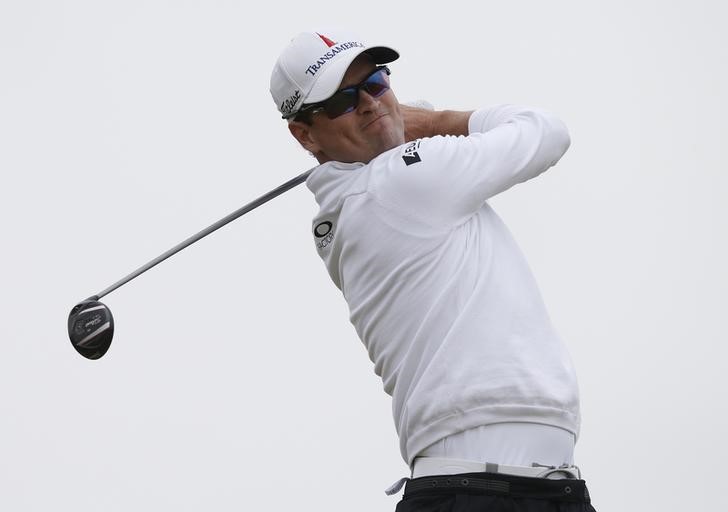 © Reuters. Johnson of the U.S. watches his tee shot on the sixth hole during the final round of the British Open golf championship on the Old Course in St. Andrews, Scotland