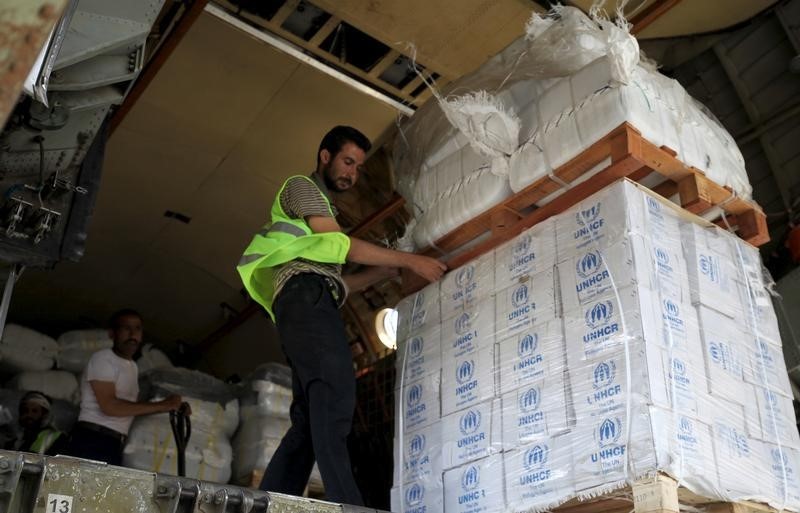 © Reuters. سفينة تابعة لبرنامج الأغذية العالمي ترسو في ميناء عدن