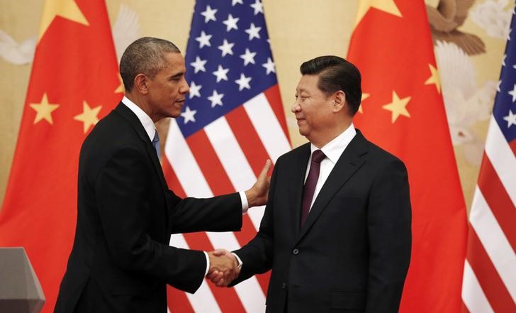 © Reuters. Presidente da China, Xi Jinping, cumprimenta o presidente dos EUA, Barack Obama, durante evento em Pequim