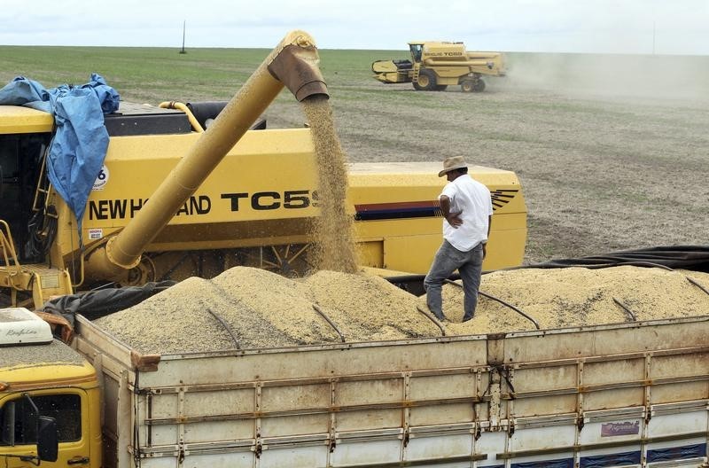 © Reuters. Caminhão sendo carregado de soja em Mato Grosso