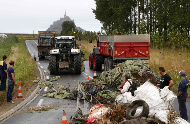 © Reuters. Agricultores franceses fecham estrada para o Monte Saint-Michel, na Normandia, durante protesto