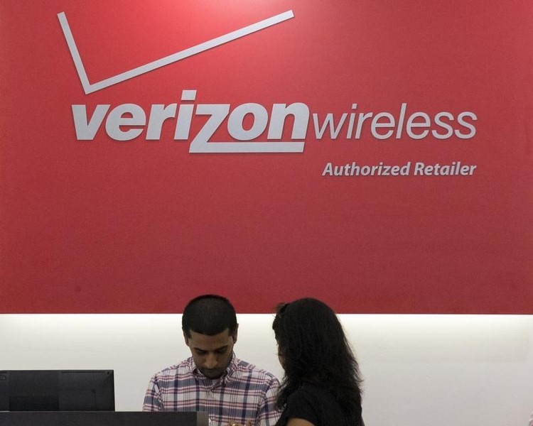 © Reuters. A woman is cashed out at a Verizon store in New York's financial district 