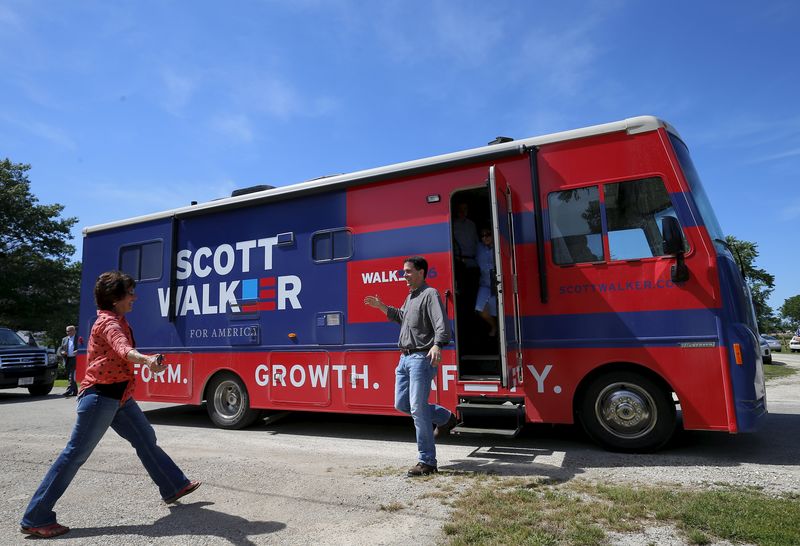 © Reuters. U.S. Republican presidential candidate Scott Walker walks over to greet his childhood babysitter Janice Dietz at a campaign stop in Plainfield