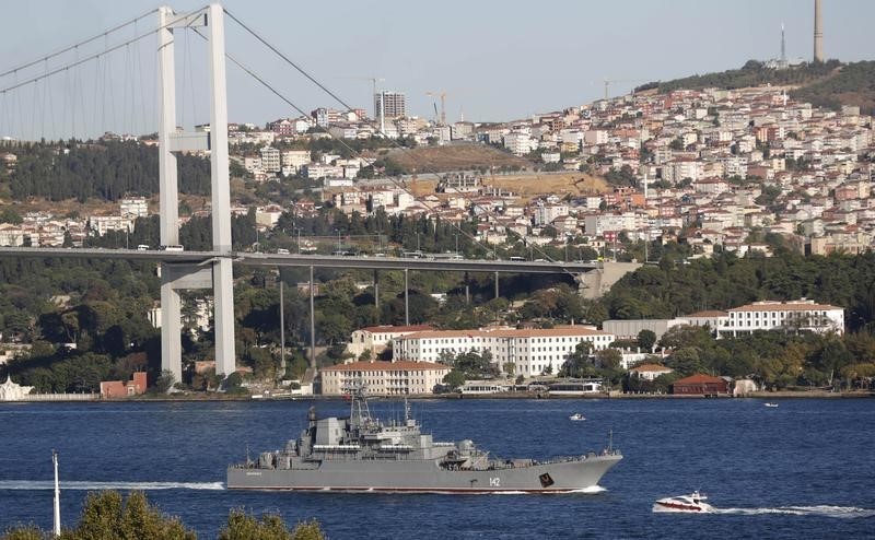 © Reuters. تركيا تغلق مضيق البوسفور اثر اصطدام سفينة بفيلا ساحلية