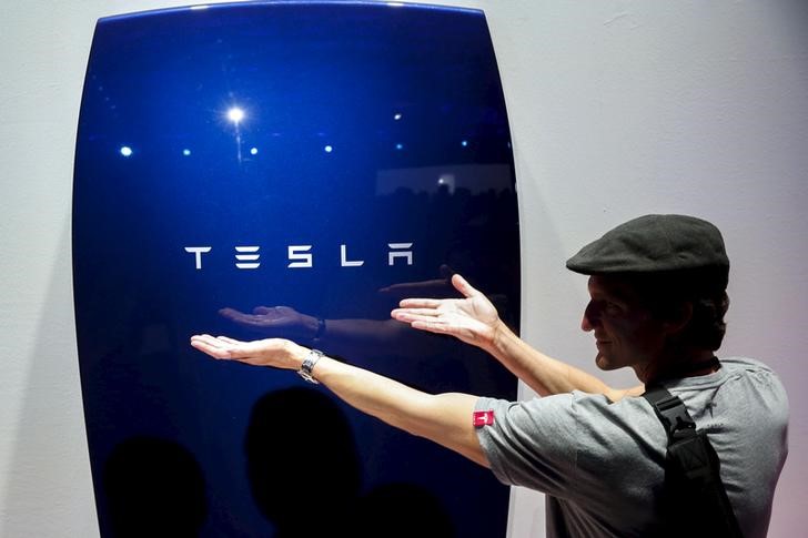 © Reuters. Attendees take pictures of the new Tesla Energy Powerwall Home Battery during an event at Tesla Motors in Hawthorne, California