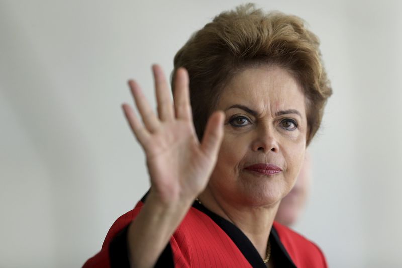 © Reuters. Brazil's President Rousseff gestures during a Summit of Heads of State of MERCOSUR and Associated States and 44th Meeting of the Common Market Council in Brasilia