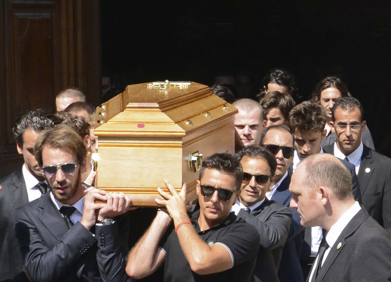 © Reuters. Pilotos e amigos carregam o caixão do piloto francês de Fórmula 1 Jules Bianchi após funeral em Nice, na França