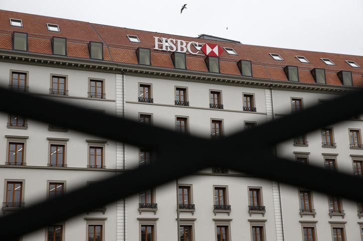 © Reuters. A HSBC logo is pictured at a Swiss branch of the bank in Geneva