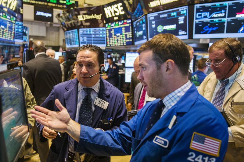 © Reuters. Traders work on the floor of the New York Stock Exchange shortly after the opening bell in New York