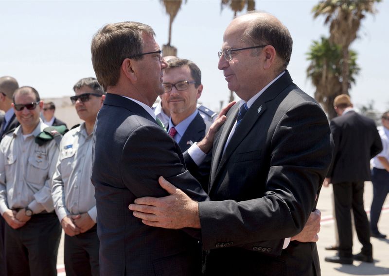 © Reuters. U.S. Secretary of Defense Carter and Israel's Defence Minister Ya'alon embrace at Ben Gurion Airport near Tel Aviv